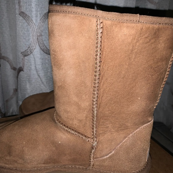 Like new Uggs. Kept in storage. No odor Size 8. Nice & comfy!! - Picture 4 of 10